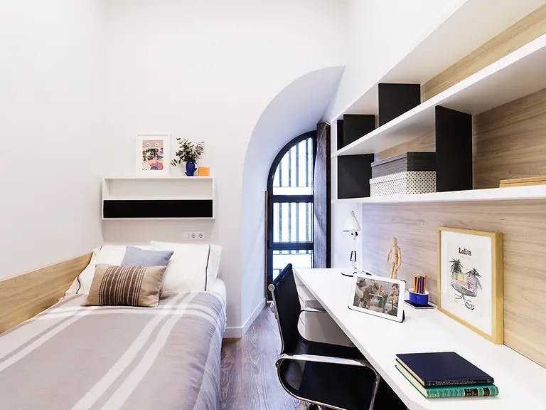 Отдельная комната сдается в аренду за 1 142 € в месяц в Alcalá de Henares, Calle de los Colegios