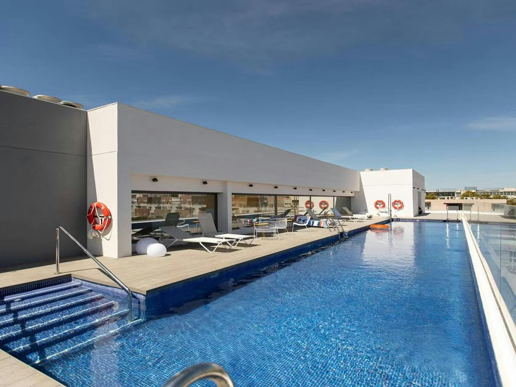 Studio te huur voor € 882 per maand in Sevilla, Plaza La Marina Española