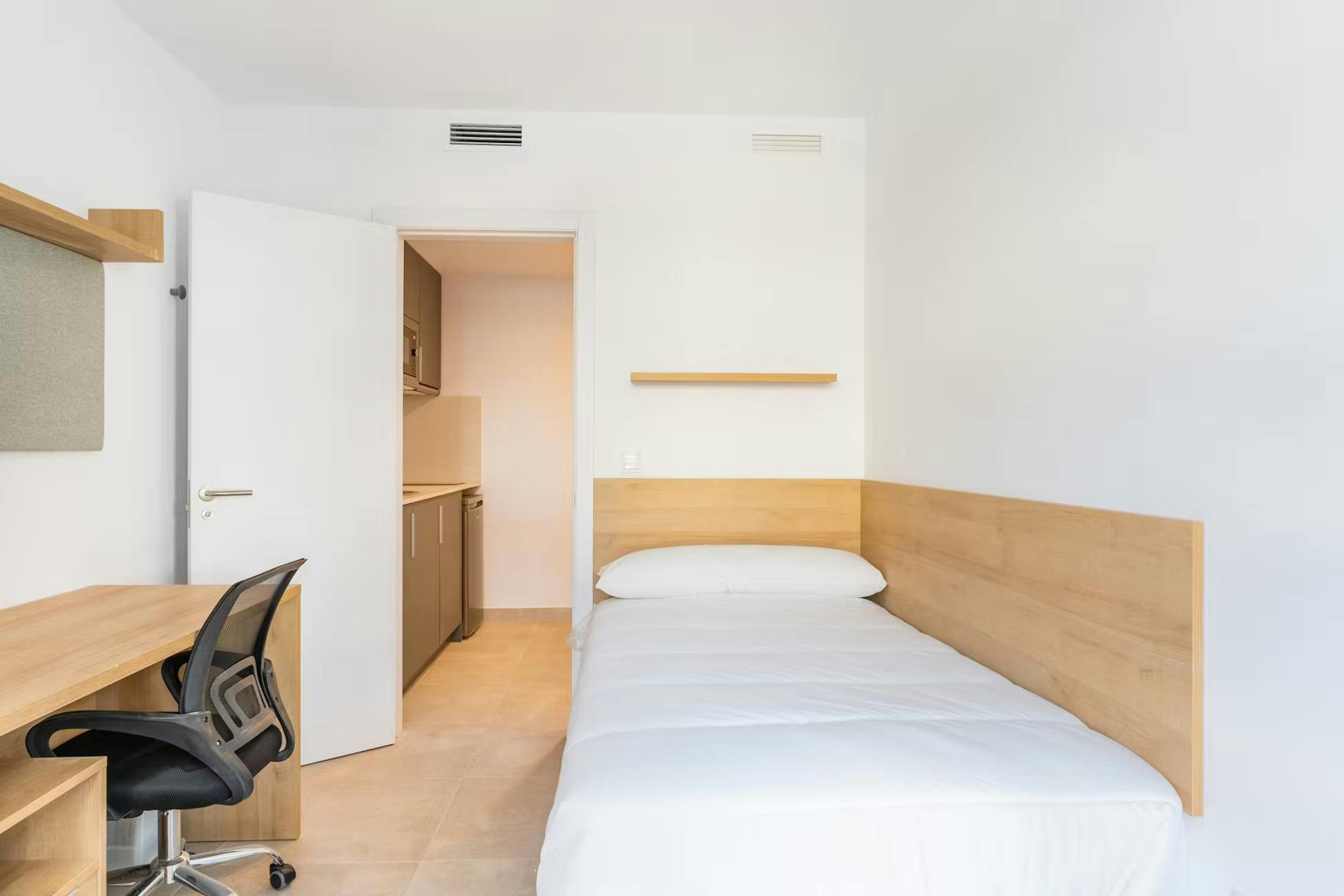 Studio te huur voor € 1.157 per maand in Valencia, Avinguda del Port