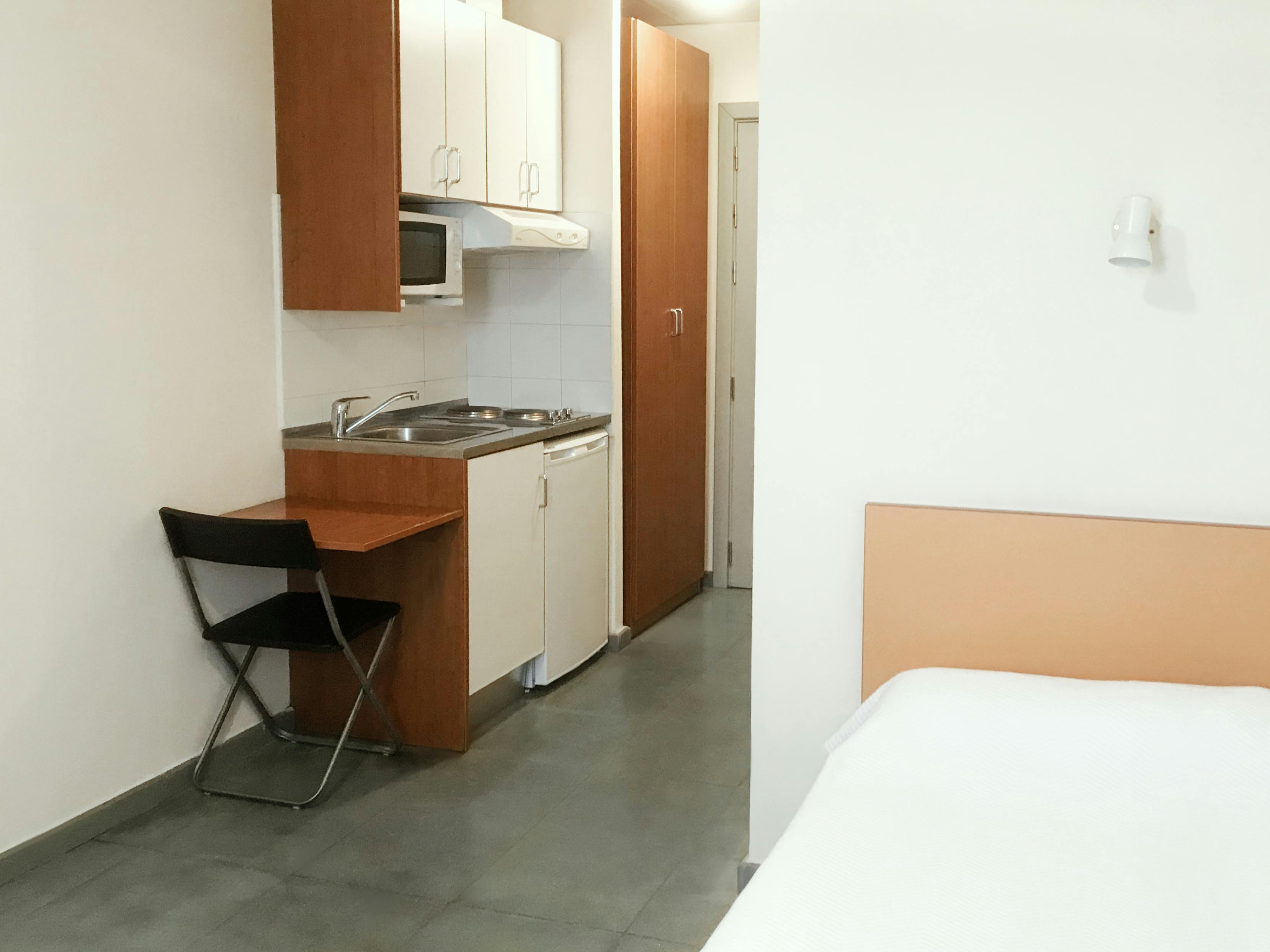 Shared room for rent for €472 per month in Dos Hermanas, Calle Miguel de Muzquiz