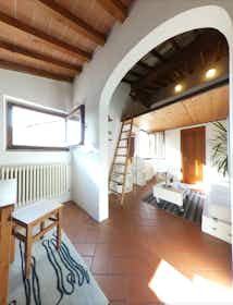 Квартира за оренду для 1 550 EUR на місяць у Florence, Via dei Pepi