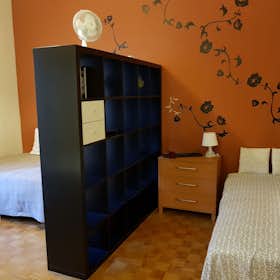Private room for rent for €590 per month in Città metropolitana di Milano, Via dell'Assunta