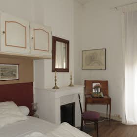 Private room for rent for €700 per month in Bordeaux, Rue Bourbon