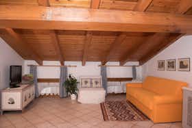 公寓 正在以 €1,280 的月租出租，其位于 Trento, Via del Suffragio