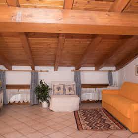 Apartment for rent for €1,280 per month in Trento, Via del Suffragio