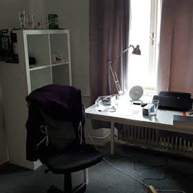 Private room for rent for €370 per month in Ljubljana, Rožna Dolina, cesta XV