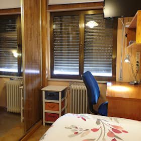 Private room for rent for €295 per month in Salamanca, Avenida de los Maristas