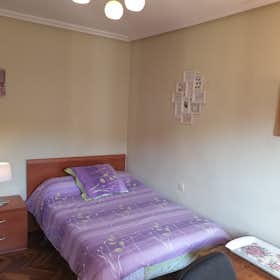Private room for rent for €345 per month in Salamanca, Avenida de los Maristas
