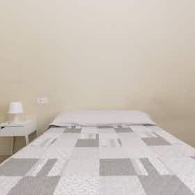 Private room for rent for €385 per month in Granada, Avenida de la Constitución