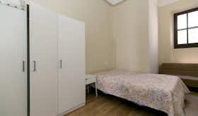 Private room for rent for €360 per month in Granada, Avenida de la Constitución