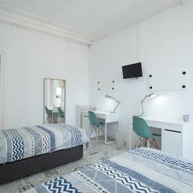 Shared room for rent for €935 per month in Barcelona, Carrer Gran de Gràcia