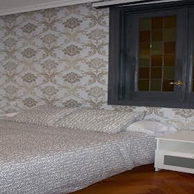 Private room for rent for €755 per month in Madrid, Gran Vía