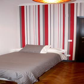Private room for rent for €705 per month in Madrid, Gran Vía