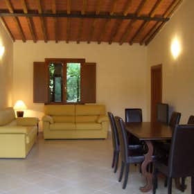 Appartement te huur voor € 1.200 per maand in Siena, Via Fiorentina