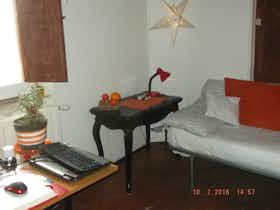 Private room for rent for €300 per month in Pisa, Via San Martino