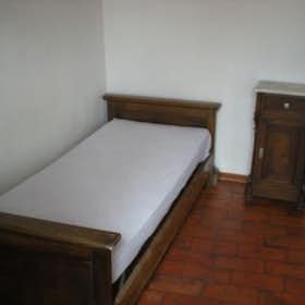 Отдельная комната сдается в аренду за 300 € в месяц в Pisa, Via San Martino