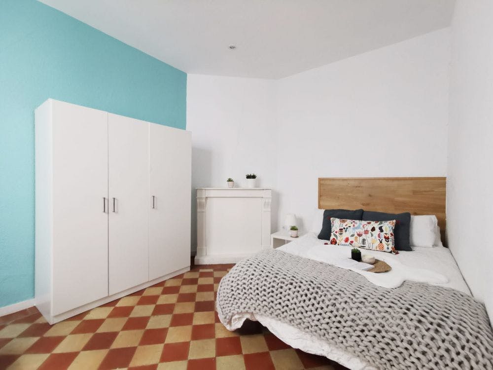 Private room for rent for €650 per month in Madrid, Calle de Bailén
