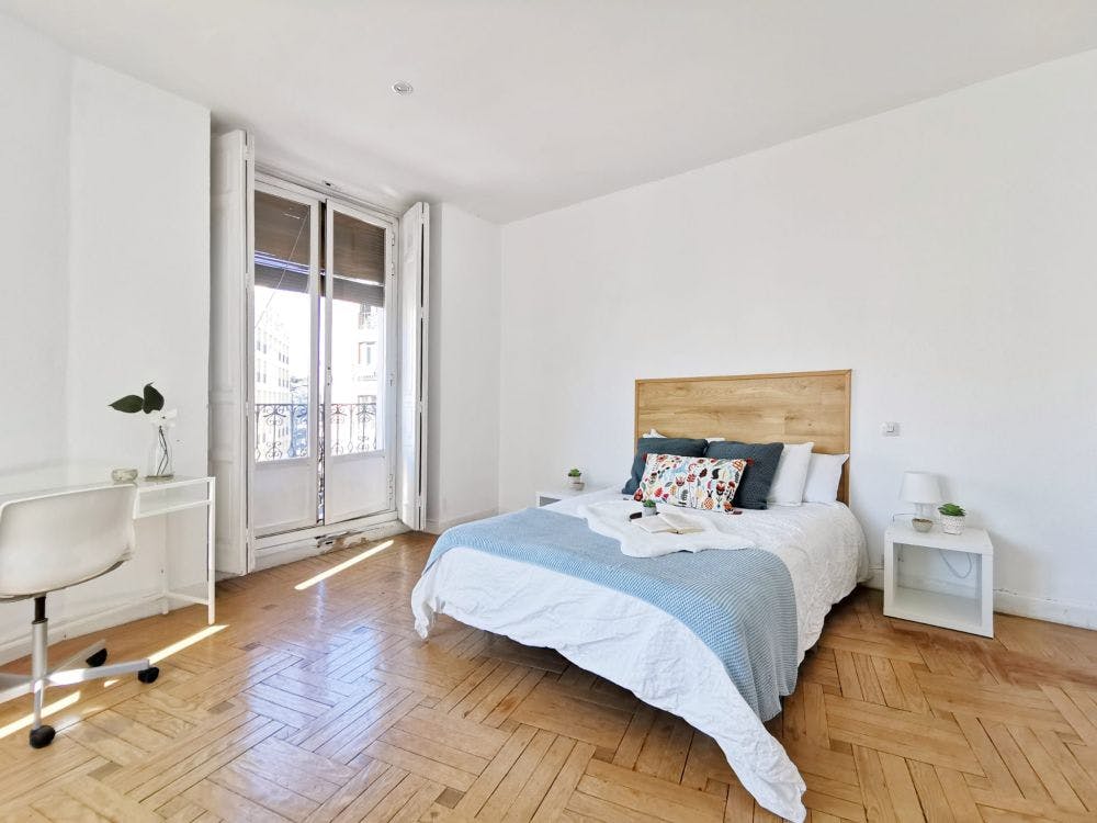 Private room for rent for €700 per month in Madrid, Calle de Bailén
