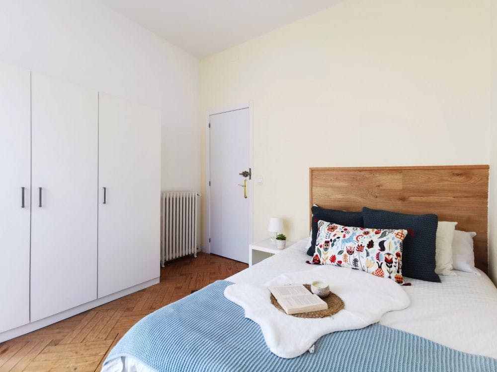 Private room for rent for €670 per month in Madrid, Calle de Bailén