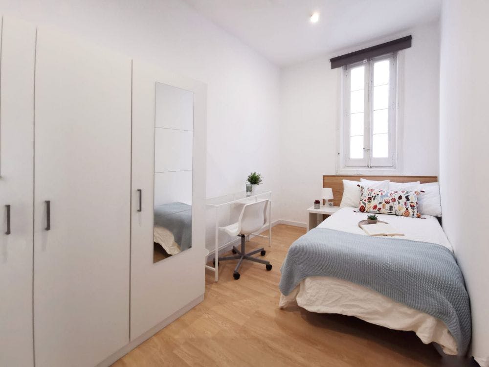 Private room for rent for €600 per month in Madrid, Calle de Bailén
