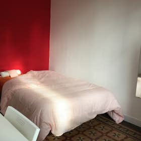 Private room for rent for €580 per month in Barcelona, Carrer del Bruc