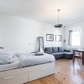 Apartment for rent for €1,350 per month in Berlin, Eisenbahnstraße