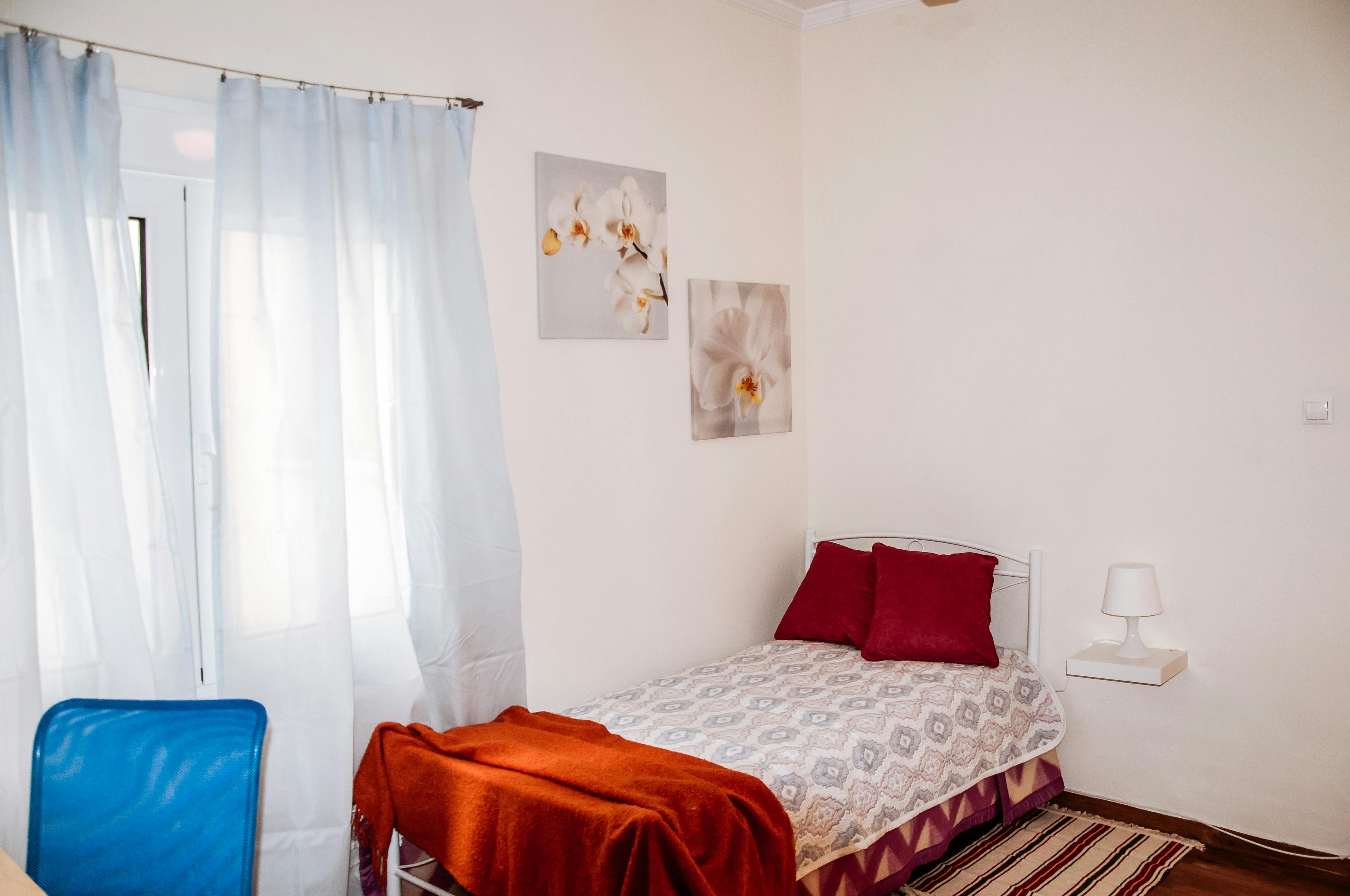 Private room for rent for €330 per month in Athens, Skirou