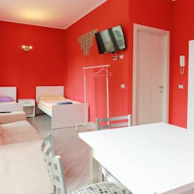 Lägenhet att hyra för 1 000 € i månaden i Milan, Via Bordighera