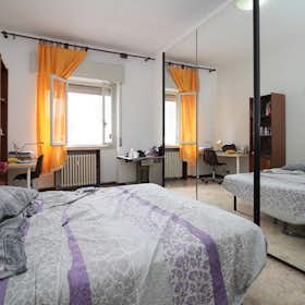 Private room for rent for €600 per month in Città metropolitana di Milano, Via Innocenzo Isimbardi