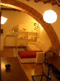 Mieszkanie do wynajęcia za 750 € miesięcznie w mieście Siena, Via dei Montanini