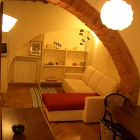 Apartment for rent for €750 per month in Siena, Via dei Montanini