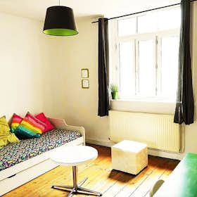 公寓 正在以 €1,500 的月租出租，其位于 Lille, Rue de l'Hôpital Militaire