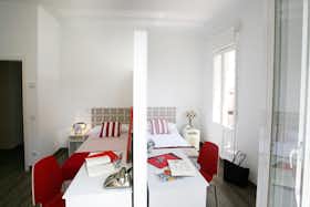 Gedeelde kamer te huur voor € 980 per maand in Madrid, Calle de Fernando el Católico