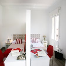 Shared room for rent for €980 per month in Madrid, Calle de Fernando el Católico