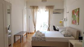 Gedeelde kamer te huur voor € 400 per maand in Athens, Kipselis