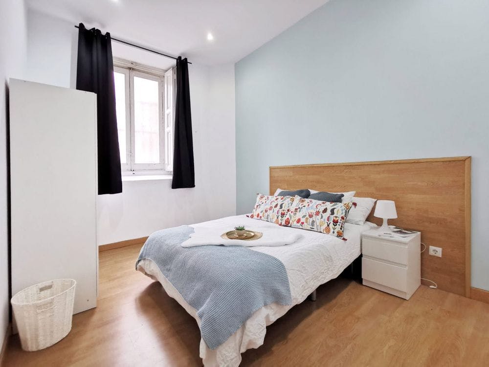 Private room for rent for €660 per month in Madrid, Calle de Bailén