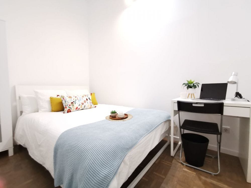 Private room for rent for €610 per month in Madrid, Calle de Preciados