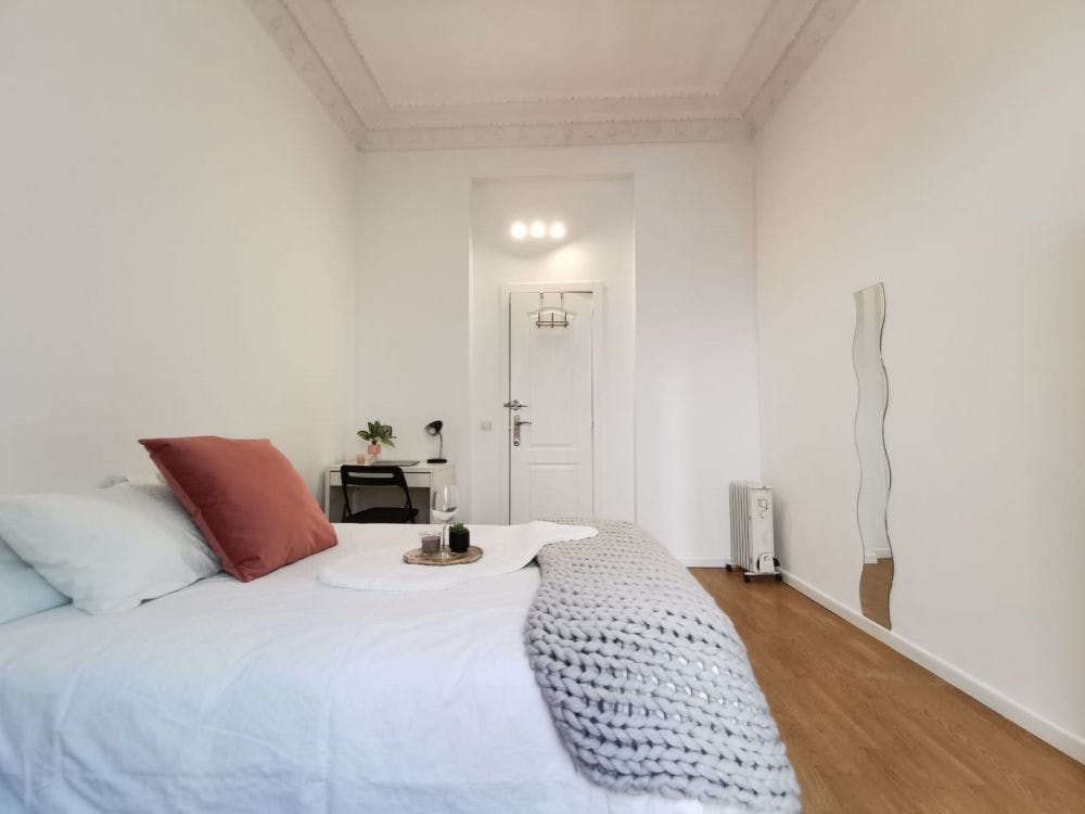 Private room for rent for €680 per month in Madrid, Calle de Preciados