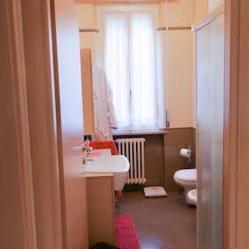 私人房间 正在以 €300 的月租出租，其位于 Parma, Via Pietro Mascagni