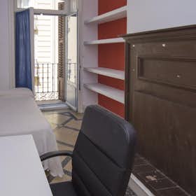 Private room for rent for €595 per month in Madrid, Calle Campomanes