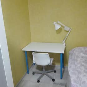 Privé kamer te huur voor € 240 per maand in Córdoba, Plaza de Colón