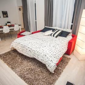 Studio for rent for €1,300 per month in Milan, Via Nino Bixio