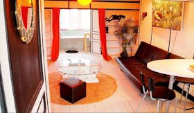 Apartment for rent for €1,375 per month in Lille, Rue de Brigode