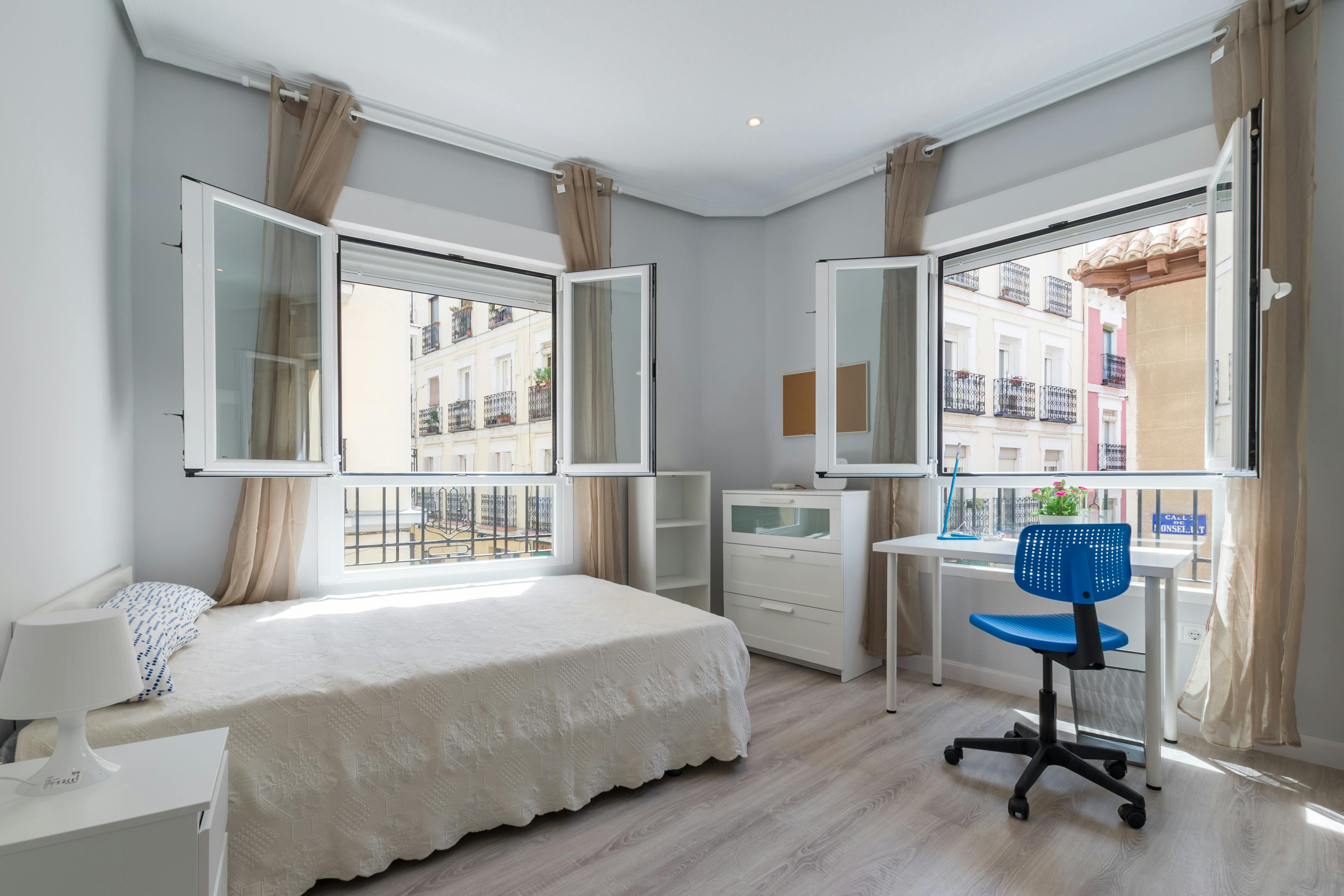 Private room for rent for €690 per month in Madrid, Calle Montserrat