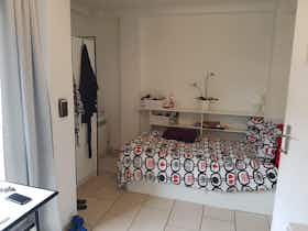 私人房间 正在以 €300 的月租出租，其位于 Leuven, Paul Lebrunstraat