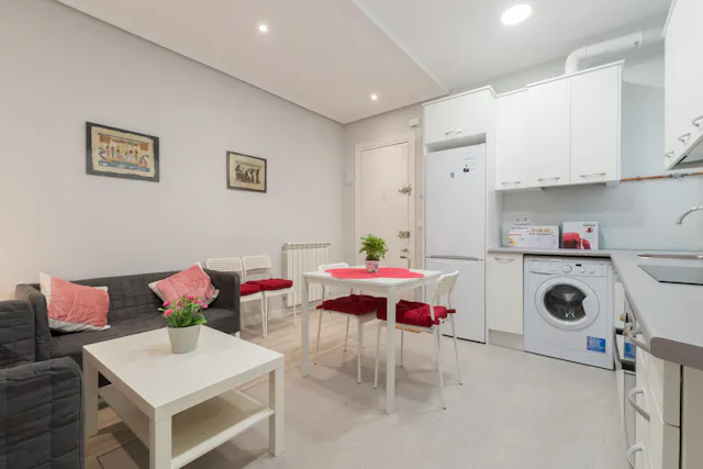 Private room in Calle Montserrat, Madrid (553210) room image 2