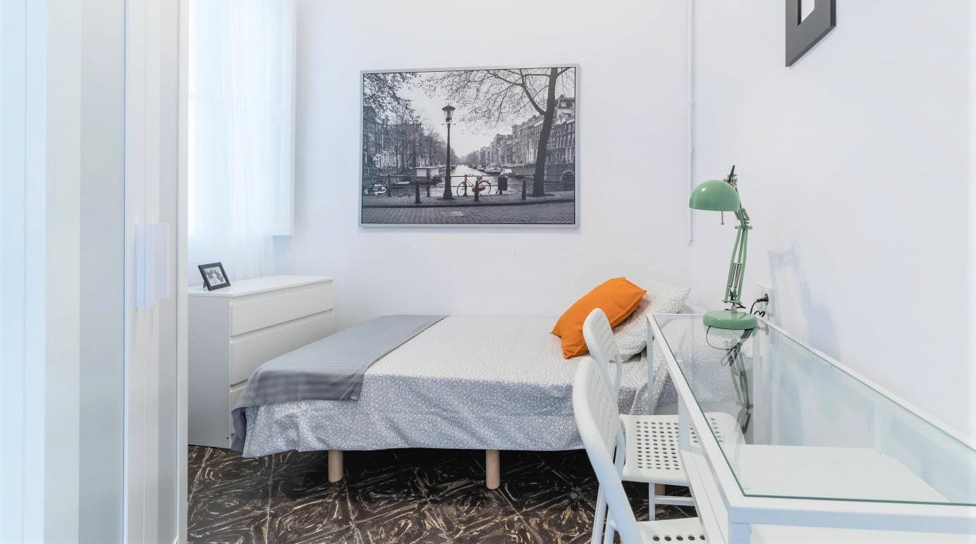 Private room for rent for €275 per month in Valencia, Calle de Guillem de Castro