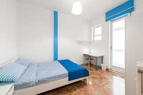 Pokój prywatny do wynajęcia za 390 € miesięcznie w mieście Bari, Viale Ennio Quinto