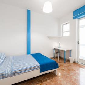 Pokój prywatny do wynajęcia za 390 € miesięcznie w mieście Bari, Viale Ennio Quinto