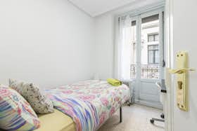 Private room for rent for €550 per month in Madrid, Calle Moratín